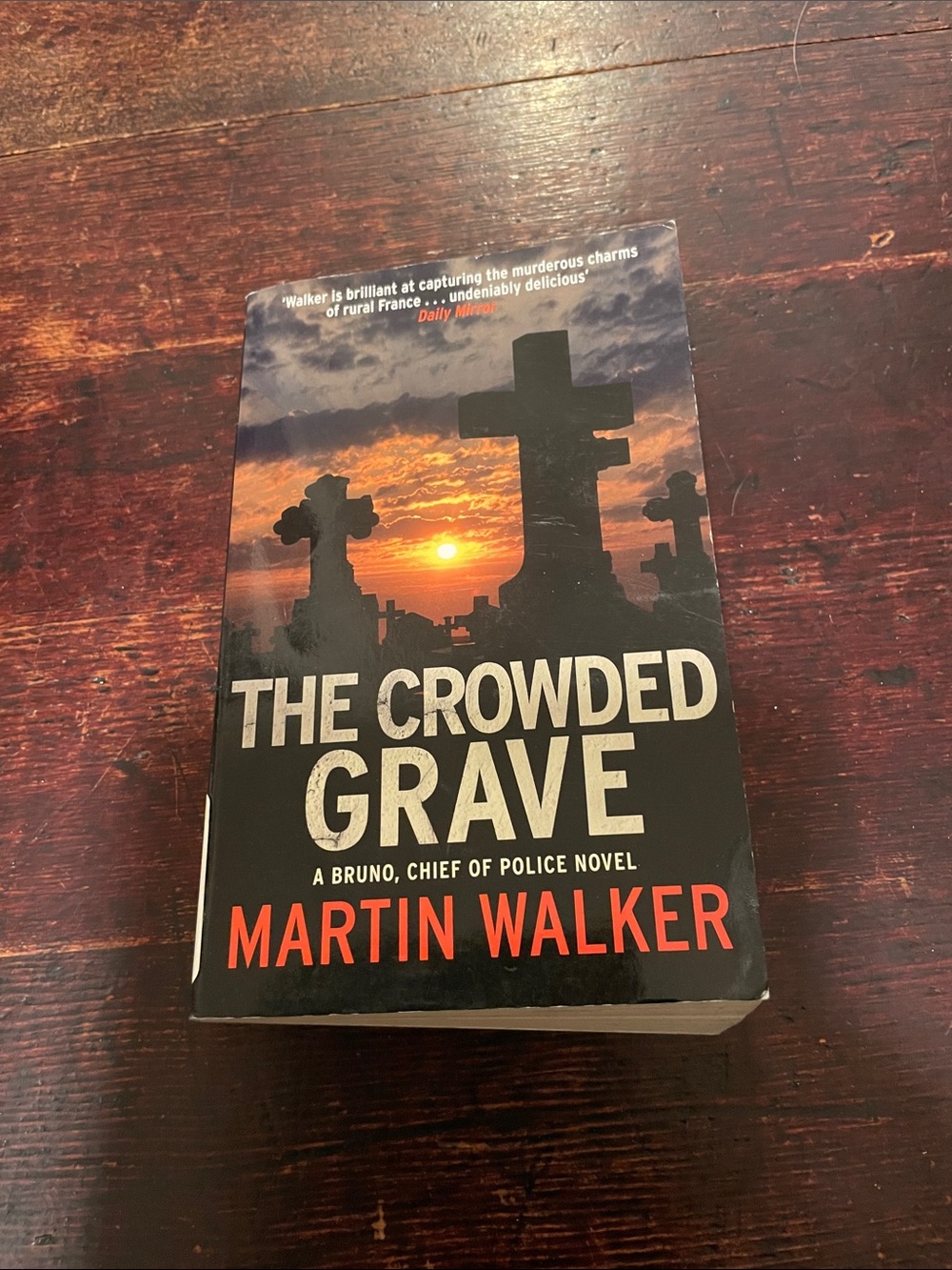 The crowded grave - Martin walker